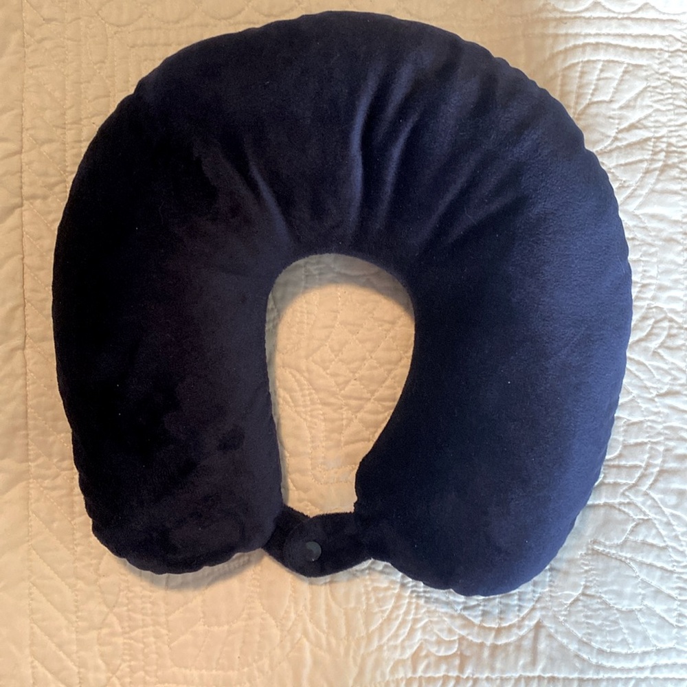 Travel neck pillow